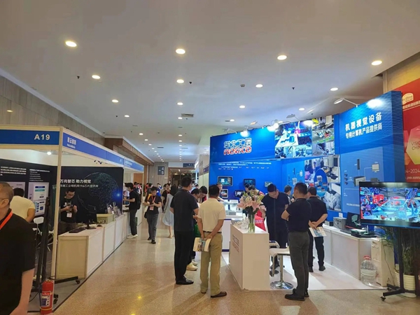華北工控?cái)y創(chuàng)新產(chǎn)品方案亮相2024中國（北京）機(jī)器視覺展.jpg